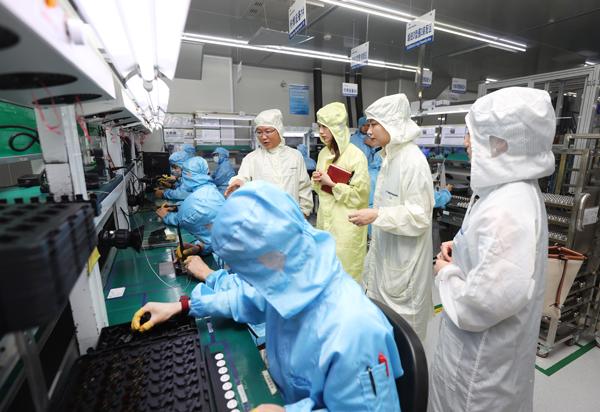 建设银行深圳市分行工作人员走访深圳安培龙科技股份有限公司。受访者供图